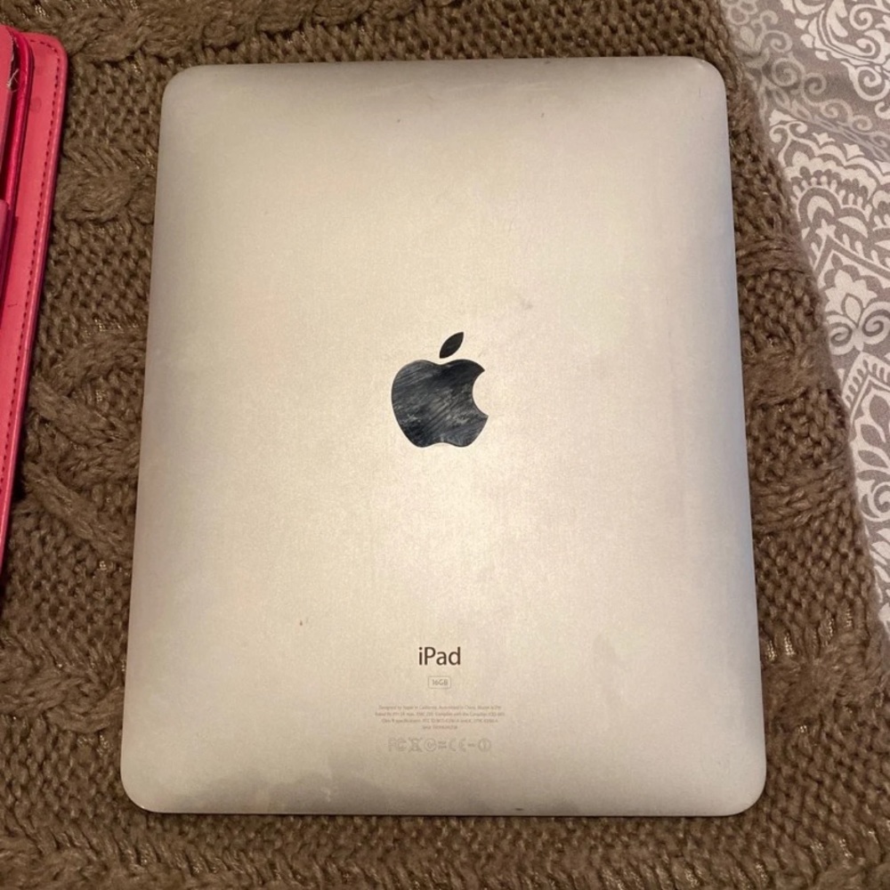 First generation IPad - Picture 2 of 4